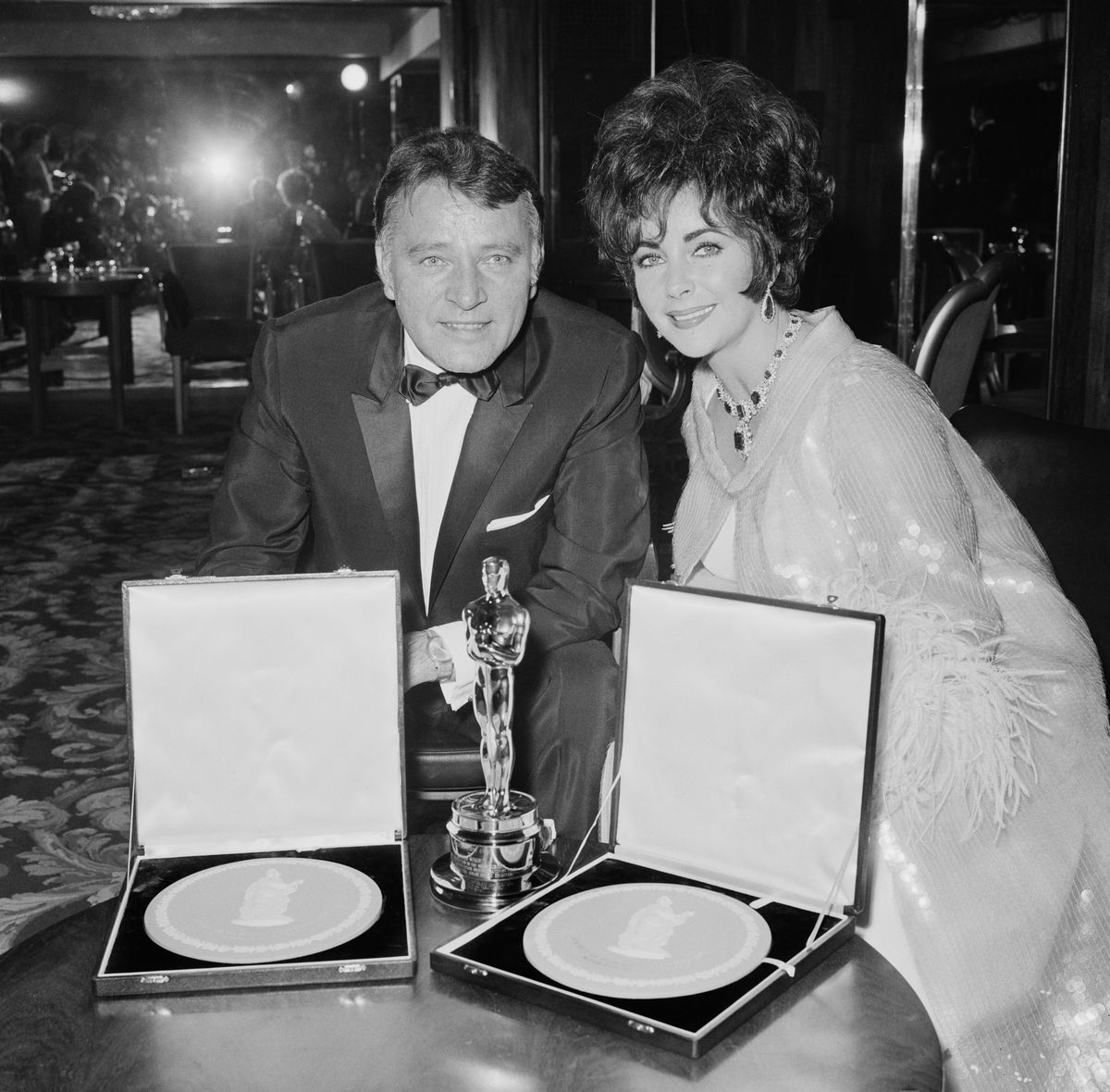 Burton and Taylor in 1967, with her wearing the Bulgari Emerald Suite