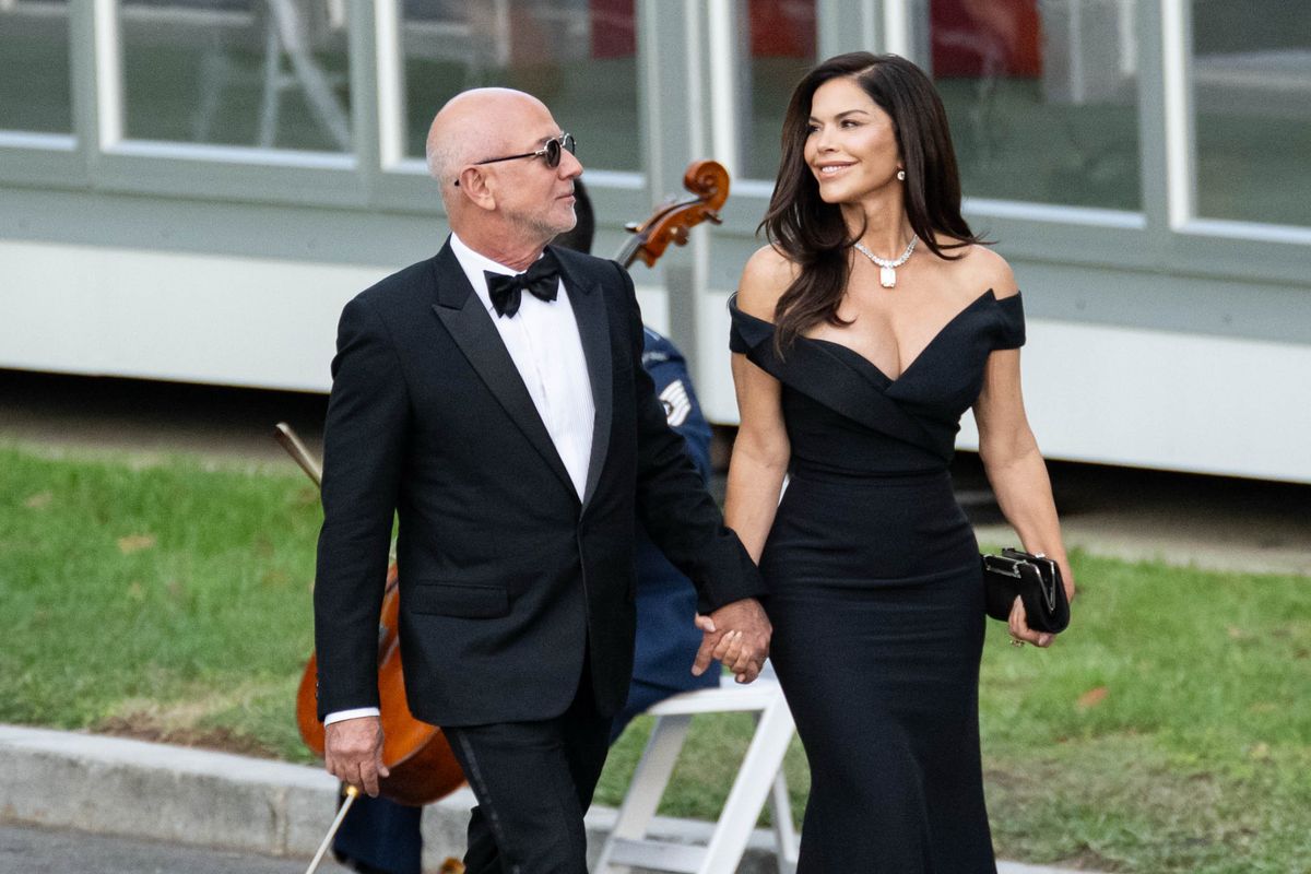 Lauren Sánchez Bezos turns heads in plunging black gown and dazzling diamonds at the White House