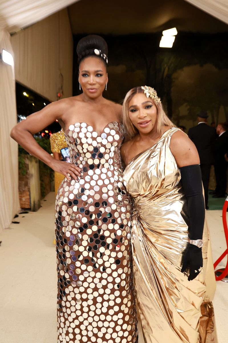 NEW YORK, NEW YORK - MAY 06: (L-R) Venus Williams and Serena Williams attend The 2024 Met Gala Celebrating "Sleeping Beauties: Reawakening Fashion" at The Metropolitan Museum of Art on May 06, 2024 in New York City.  (Photo by Arturo Holmes/MG24/Getty Images for The Met Museum/Vogue) 