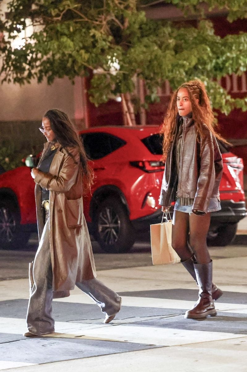 Sasha and Malia Obama were recently photographed having dinner with their father