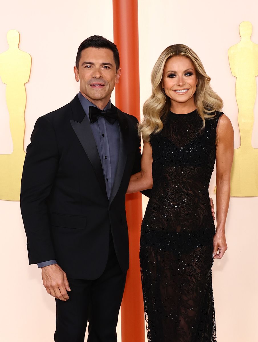  Mark Consuelos and Kelly Ripa attend the 95th Annual Academy Awards on March 12, 2023 in Hollywood, California
