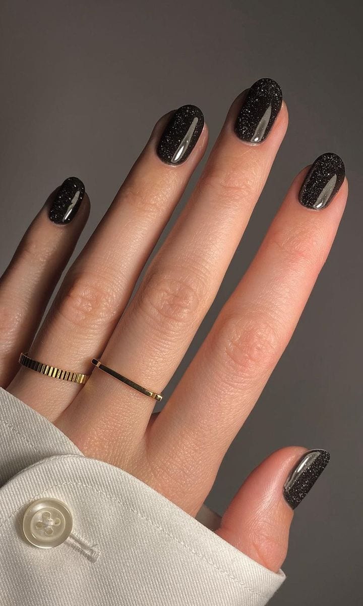 4. Gloss-Coated Black Nails