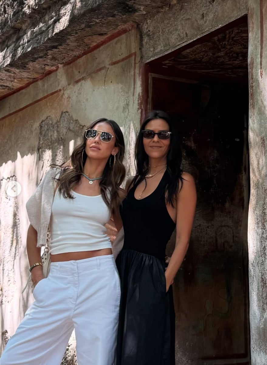 Jessica Alba documents her trip to Mexico City