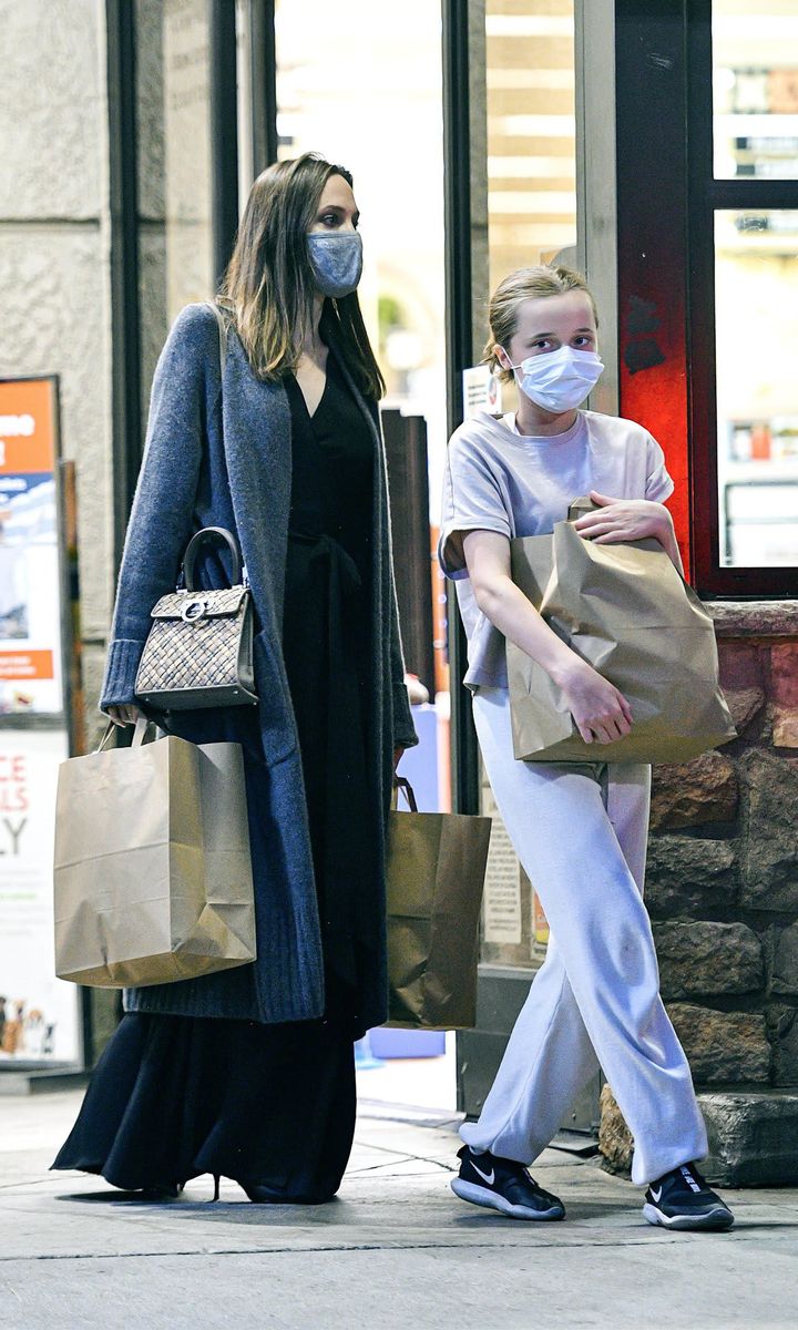 Angelina Jolie makes a last minute grocery run with daughter Vivienne