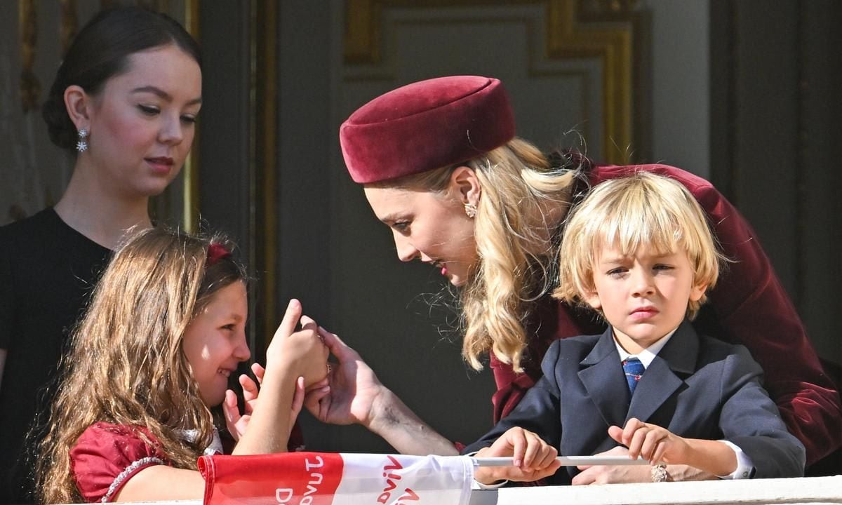 India was photographed showing her aunt Beatrice something on her hand while on the balcony of the palace.