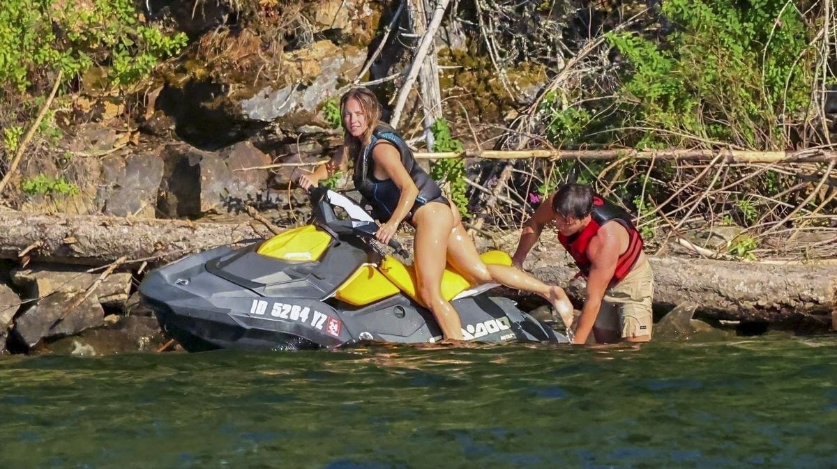 Sydney Sweeney y The Mystery Man compartieron momentos especiales, que incluyen un emocionante salto de cuerda de un acantilado y un juguetón en jet ski Ride