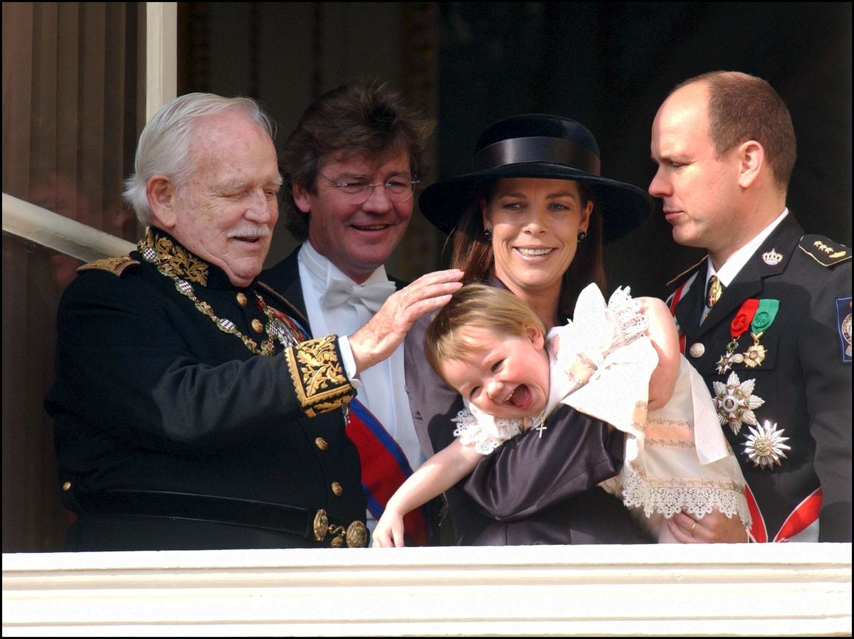 MONACO - NOVEMBER 19:  Monaco national day: waving at the balcony in Monaco City, Monaco on November 19, 2001 - Rainier, Ernst August, Caroline, Alexandra, Albert.  (Photo by Pool BENAINOUS/SCORCELLETTI/Gamma-Rapho via Getty Images)