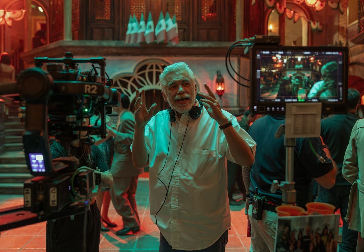 Luis Estrada on the set of 'Las Muertas'