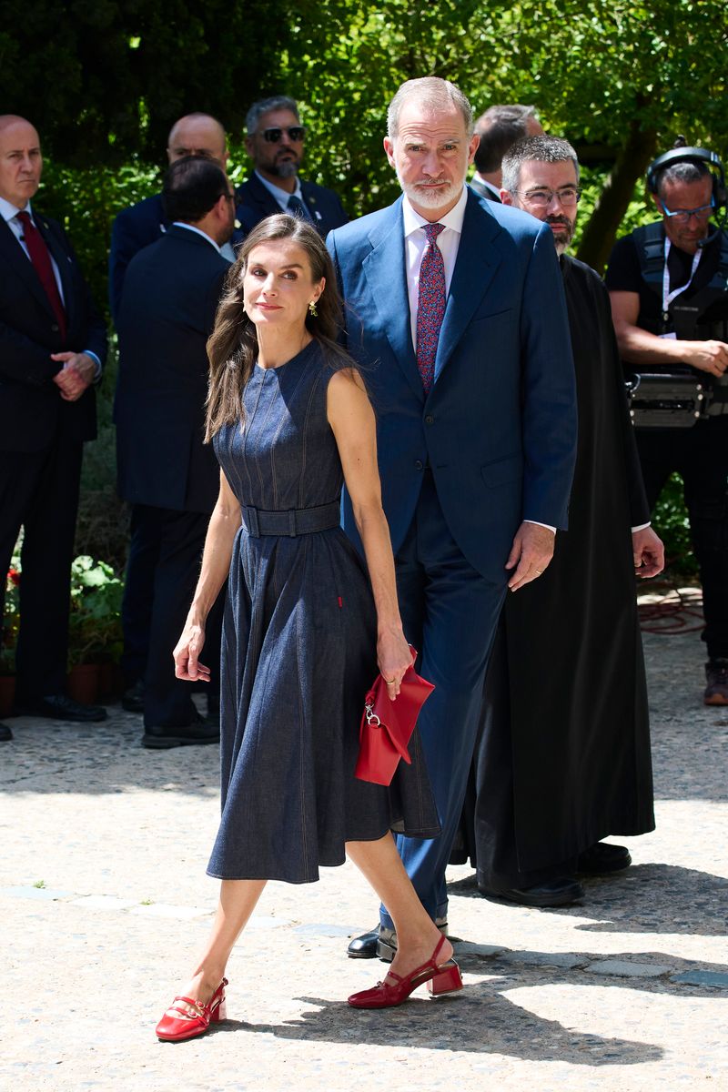  Queen Letizia’s Effortless Style Shines in Denim and Red Heels