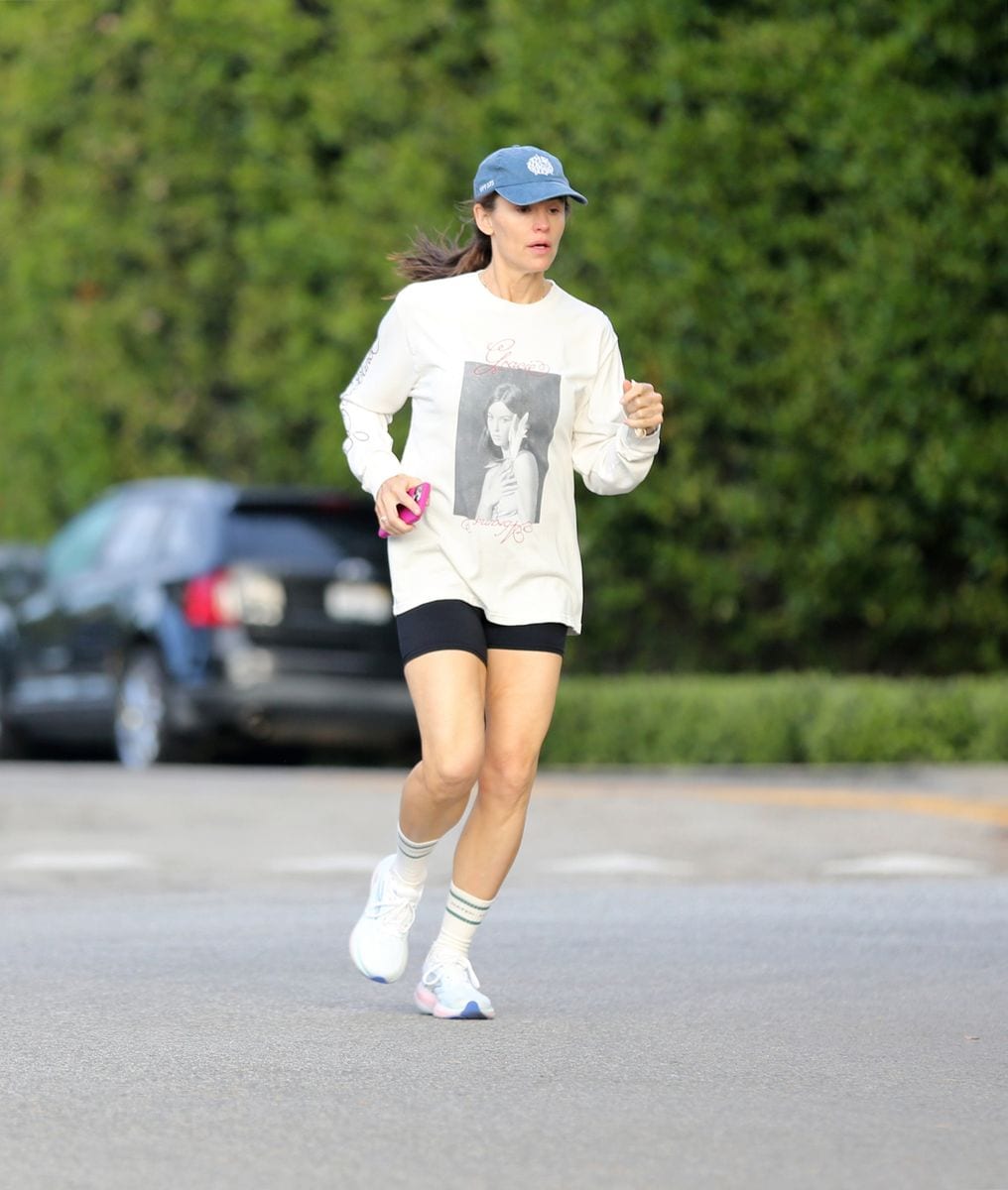 Jennifer Garner runs for a cause and pays tribute to a pop favorite
