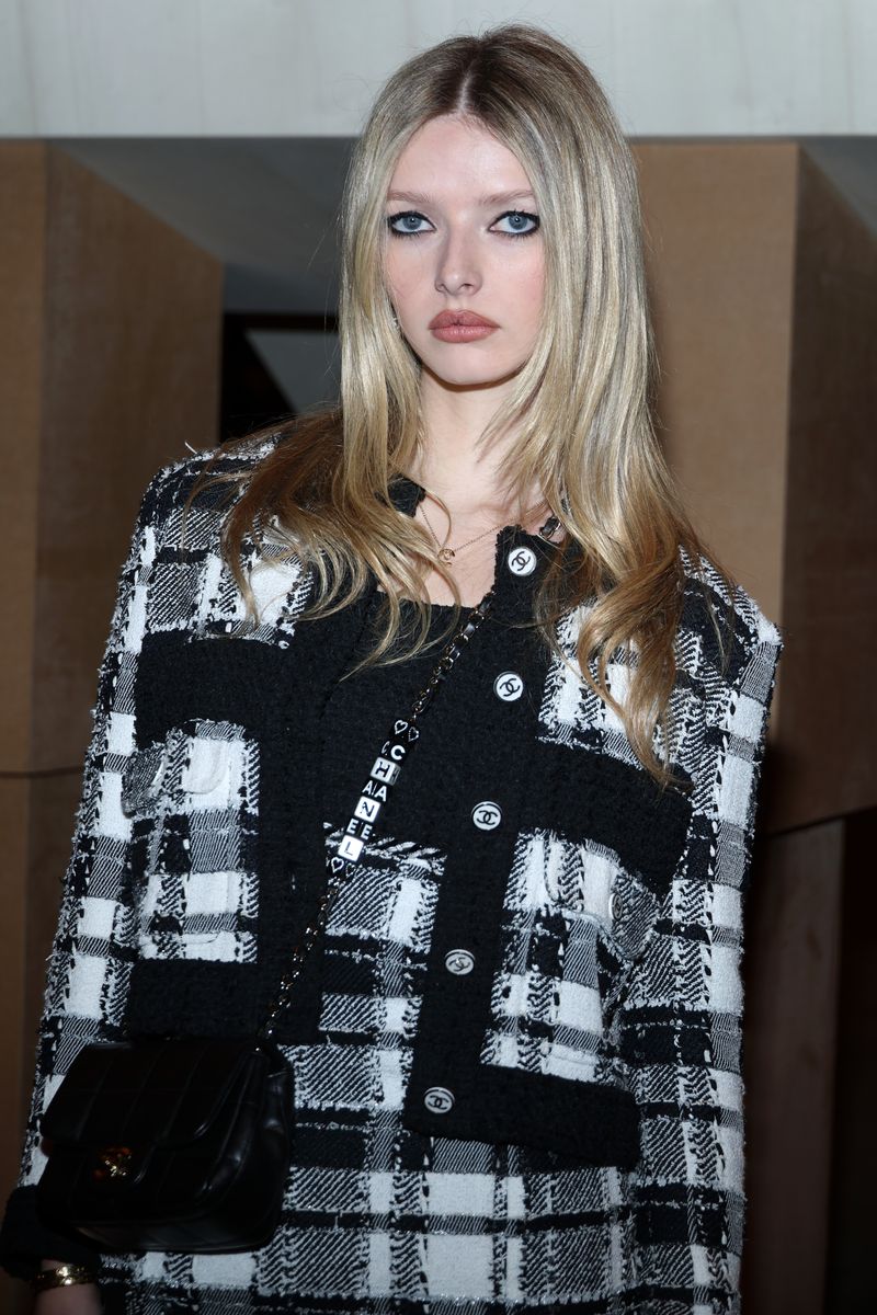 PARIS, FRANCE - JANUARY 24: (EDITORIAL USE ONLY - For Non-Editorial use please seek approval from Fashion House) Apple Martin attends the Chanel Haute Couture Spring Summer 2023 show as part of Paris Fashion Week on January 24, 2023 in Paris, France. (Photo by Pascal Le Segretain/Getty Images)
