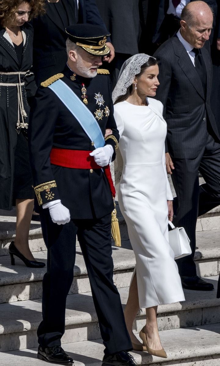 Her elegance was showcased with a mantilla at the Vatican, designed by Paula Callejo