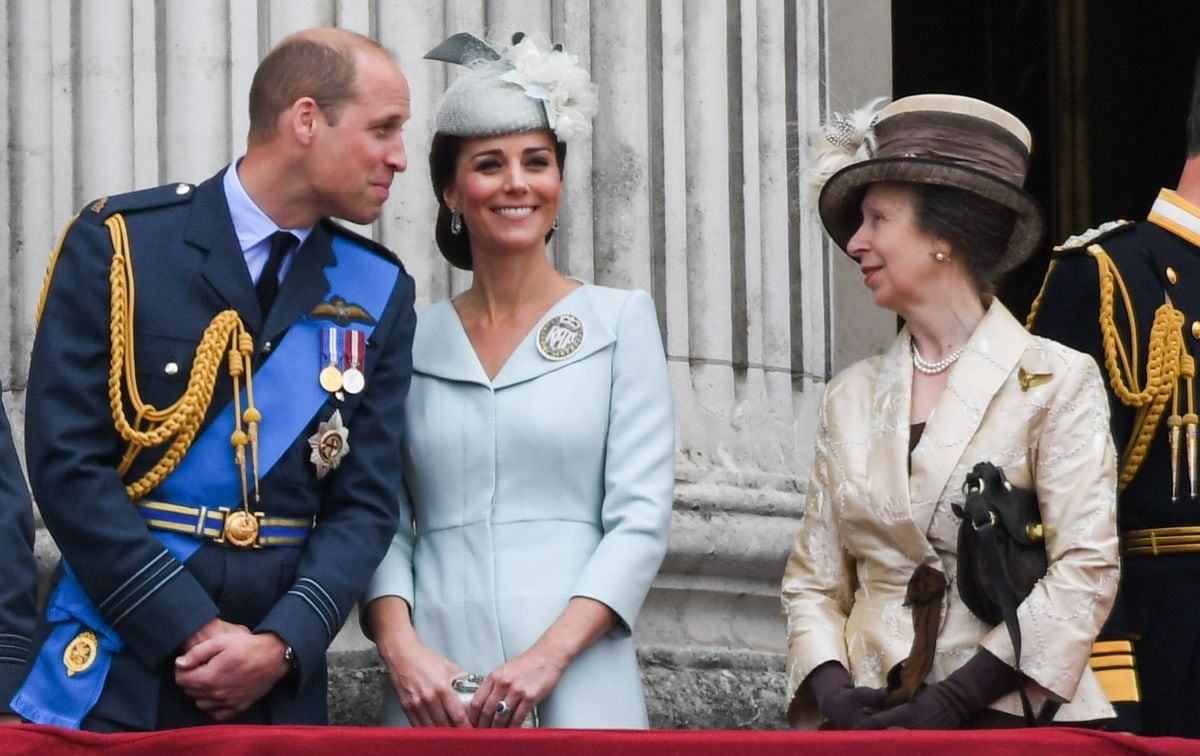 LONDON,  UNITED KINGDOM - JULY 1O:   Prince William, Duke of Cambridge, Catherine, Duchess of Cambridge and Princess Anne, Princess Royal stand on the balcony of Buckingham Palace to view a flypast to mark the centenary of the Royal Air Force (RAF)  on July 10, 2018 in London, England. (Photo by Anwar Hussein/WireImage)