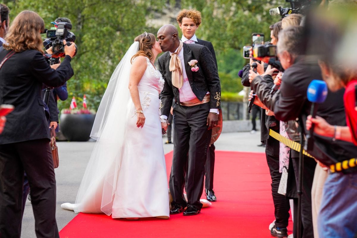 Princess Martha Louise of Norway and Shaman Durek Verrett kiss as they arrive at their wedding party.