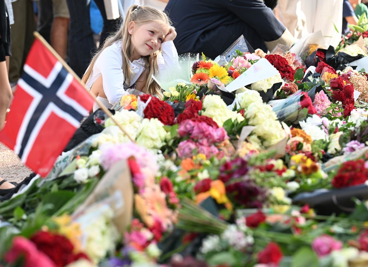 Norwegian citizens pay tribute to King Harald