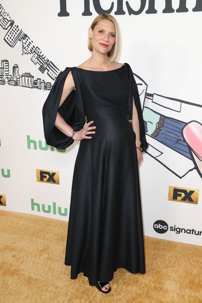 Claire poses pregnant in 2023