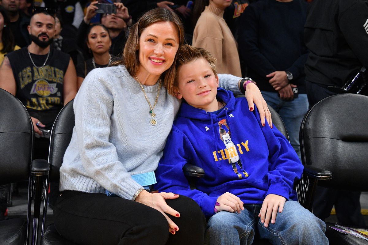 Jennifer Garner and her son Samuel at a basketball game between the LA Lakers and Golden State Warriors on 2023