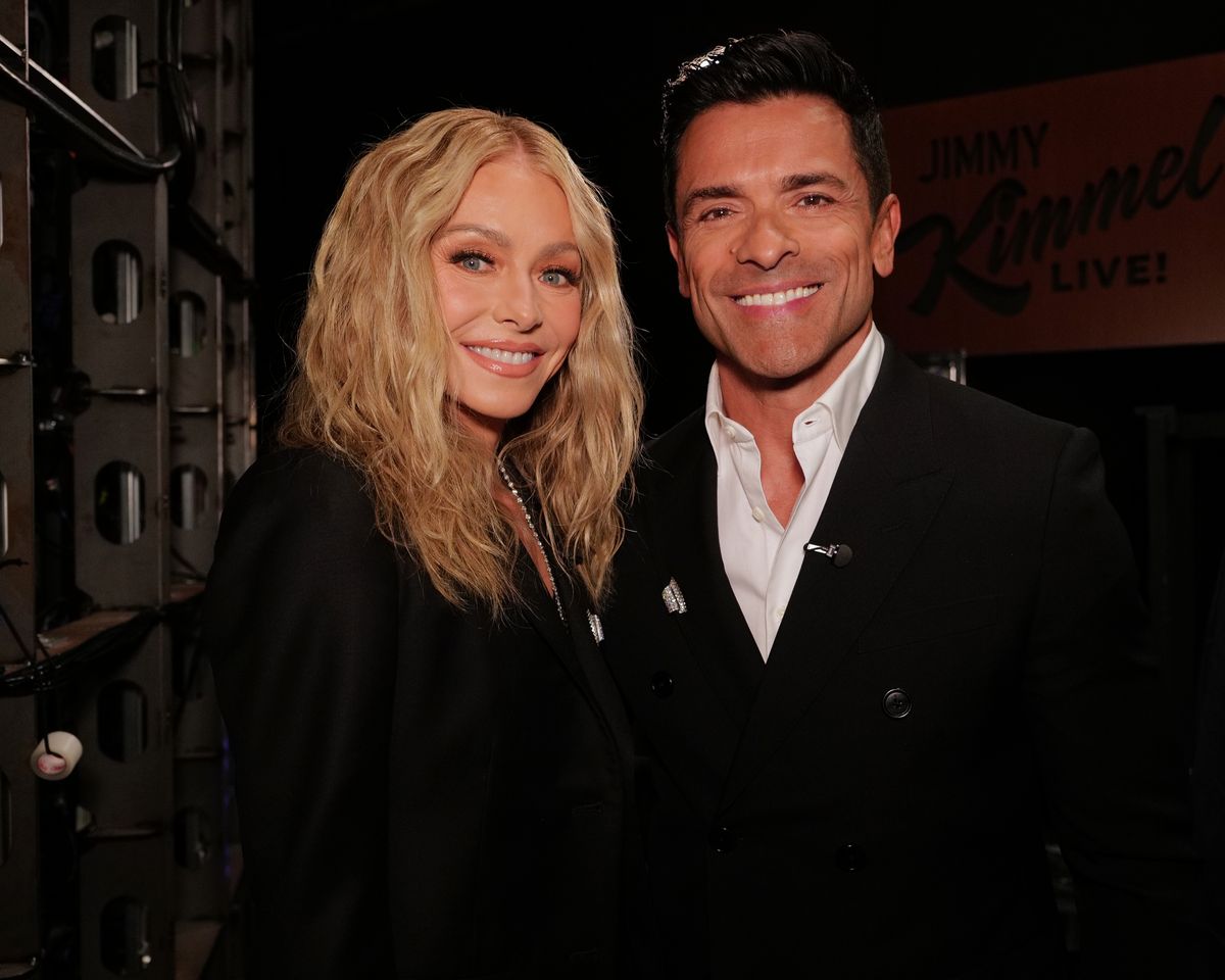 Kelly Ripa calls out Mark Consuelos for falling asleep mid ...