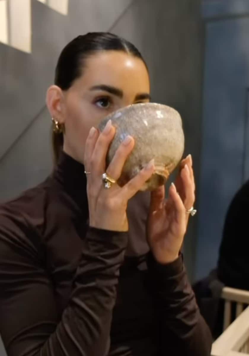 hot water helps relax the gastrointestinal tract, supports intestinal movement, and reduces bloating.