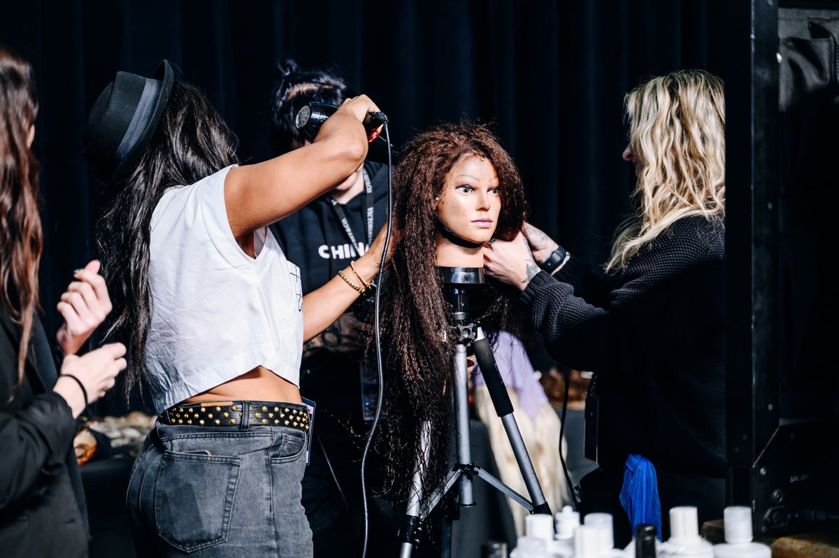 Entre bastidores del desfile de modas de Victoria's Secret celebrado en el Brooklyn Navy Yard el 15 de octubre de 2024 en Nueva York, Nueva York. (Foto de Nina Westervelt/WWD vía Getty Images)