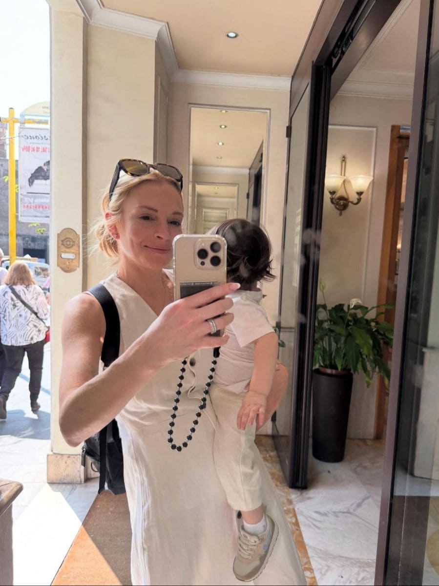 Lindsay Lohan goes makeup-free on her family's Italian vacation