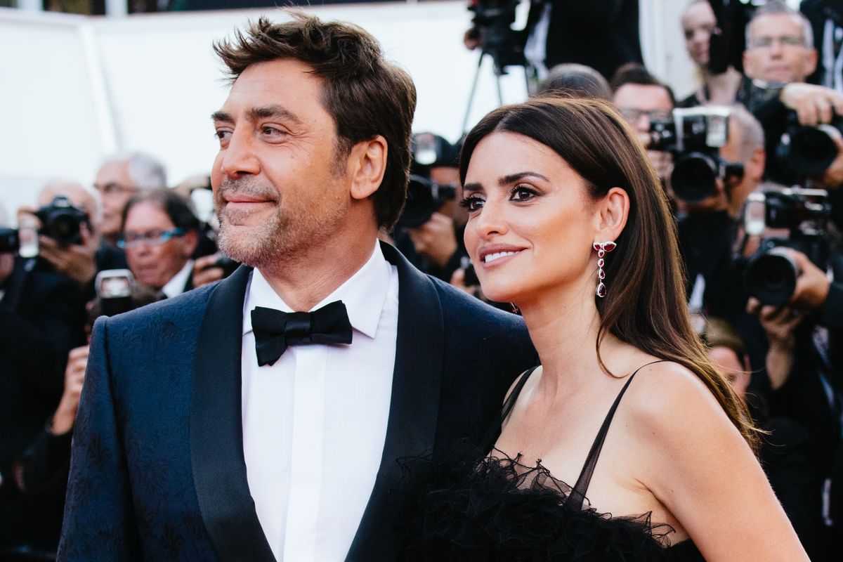 CANNES, FRANCE - MAY 08:  Penelope Cruz (R), wearing jewels by Atelier Swarovski Fine Jewelry, with Javier Bardem (L) attend the screening of "Everybody Knows (Todos Lo Saben)" and the opening gala during the 71st annual Cannes Film Festival at Palais des Festivals on May 8, 2018 in Cannes, France.  (Photo by Emma McIntyre/Getty Images)