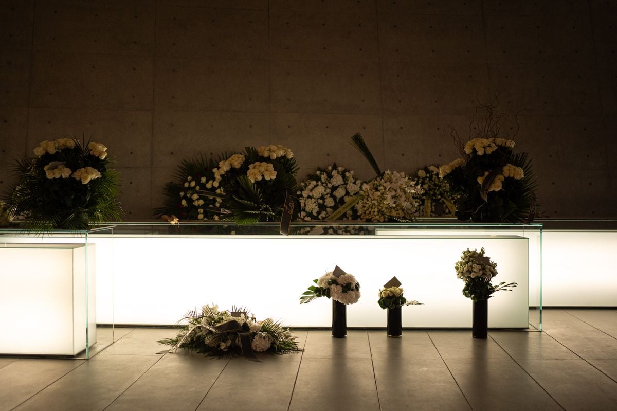 MILAN, ITALY - SEPTEMBER 06: flowers in tribute to Giorgio Armani at Armani Teatro on September 06, 2025 in Milan, Italy. (Photo by Alessandro Levati/Getty Images)