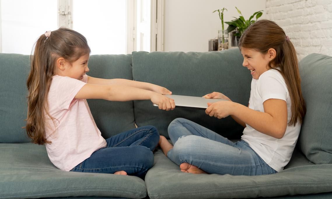 Chicas más jóvenes peleando por Laptop