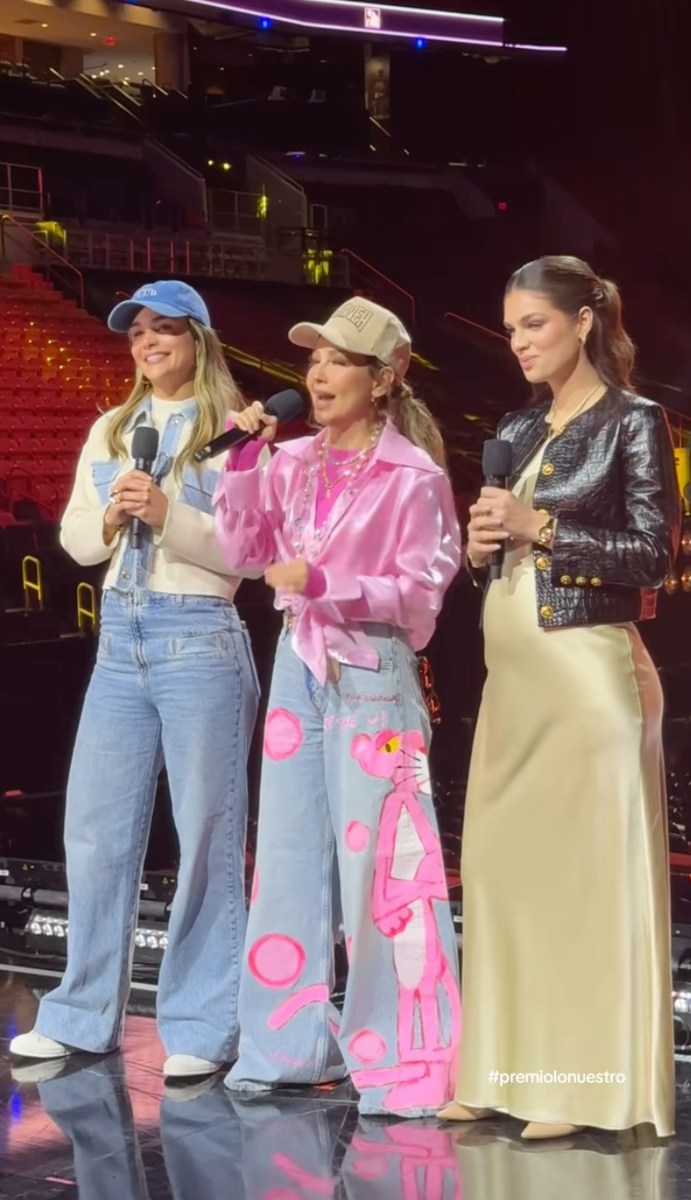 Nadia Ferreira, Thalía, and Clarissa Molina
