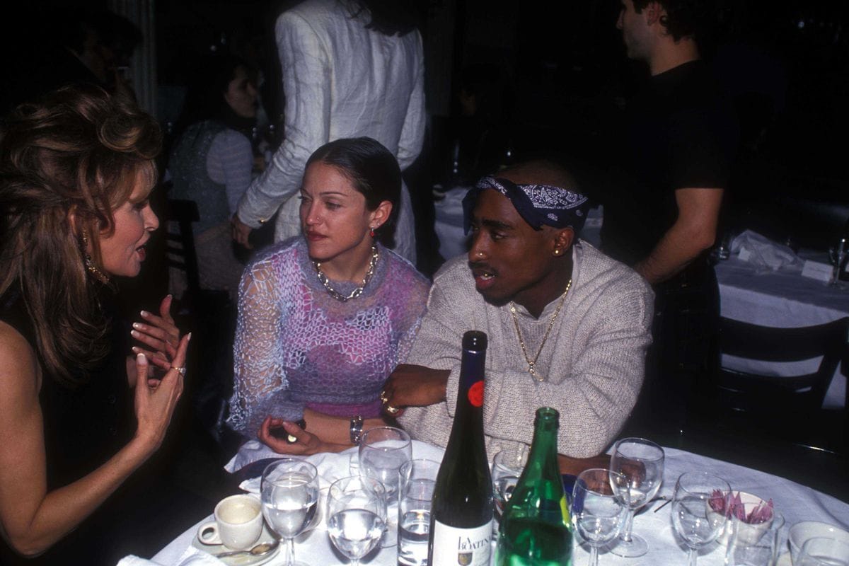 Madonna y Tupac hablando con Raquel Welch