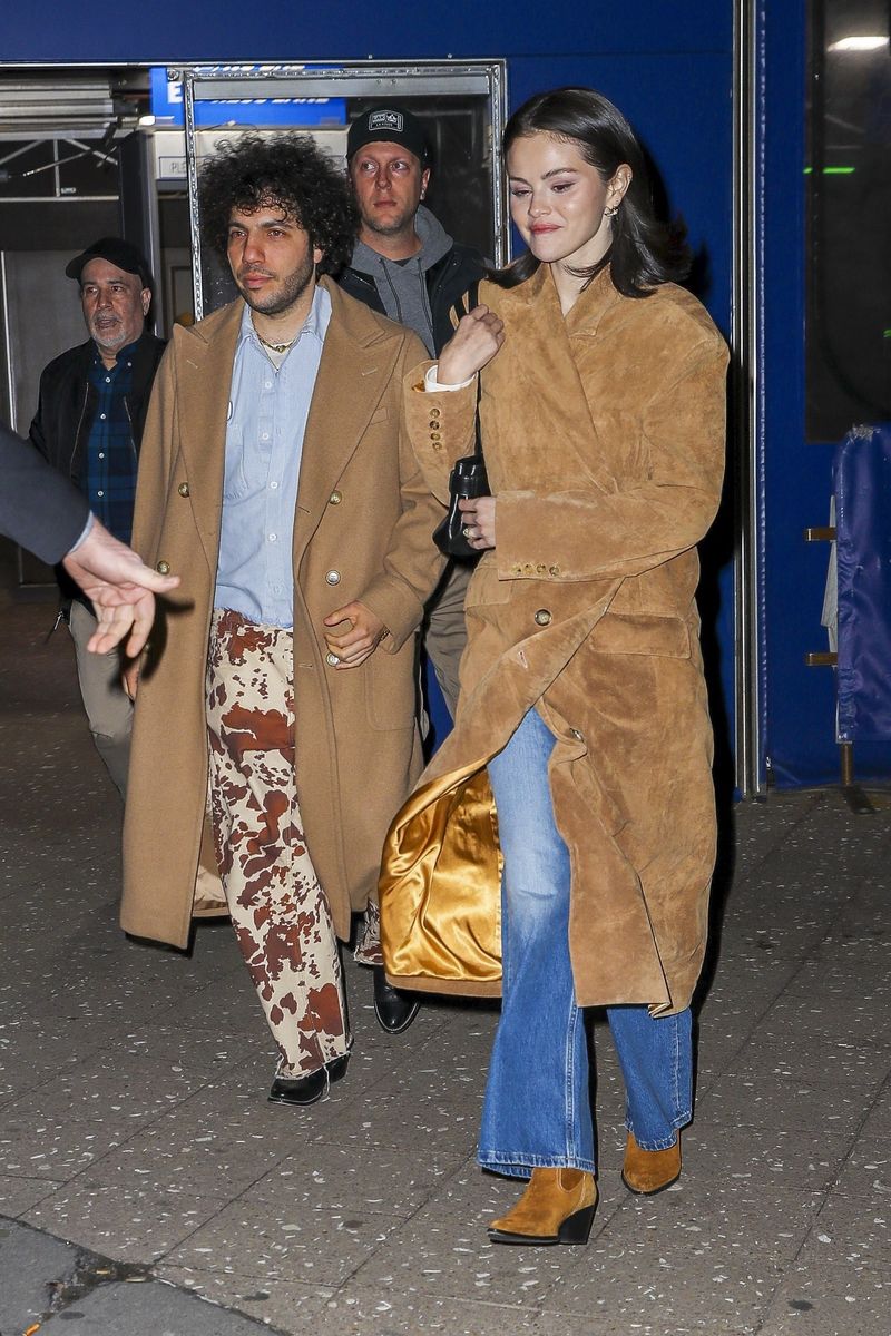Selena Gomez and Benny Blanco wear matching coats as they leave after the Knicks game at Madison Square Garden in New York City.
***
Selena Gomez y Benny Blanco lucen abrigos iguales al salir del partido de los Knicks en el Madison Square Garden de Nueva York.