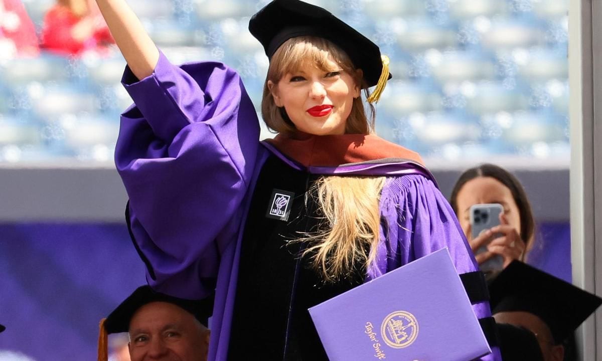 Taylor Swift Delivers New York University 2022 Commencement Address