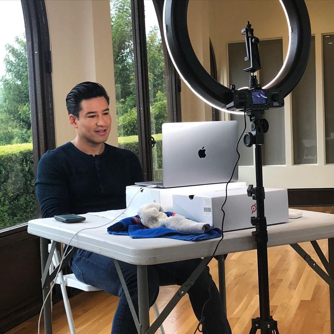 Mario Lopez helps health workers and donates food