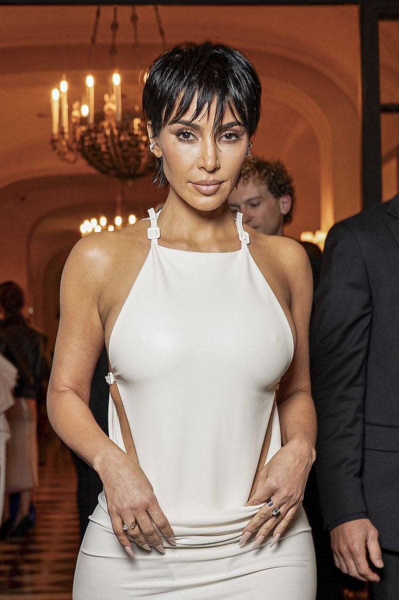 Kim Kardashian's latest look has fans drawing strong comparisons to Bianca Censori, the current wife of her ex-husband Kanye West.