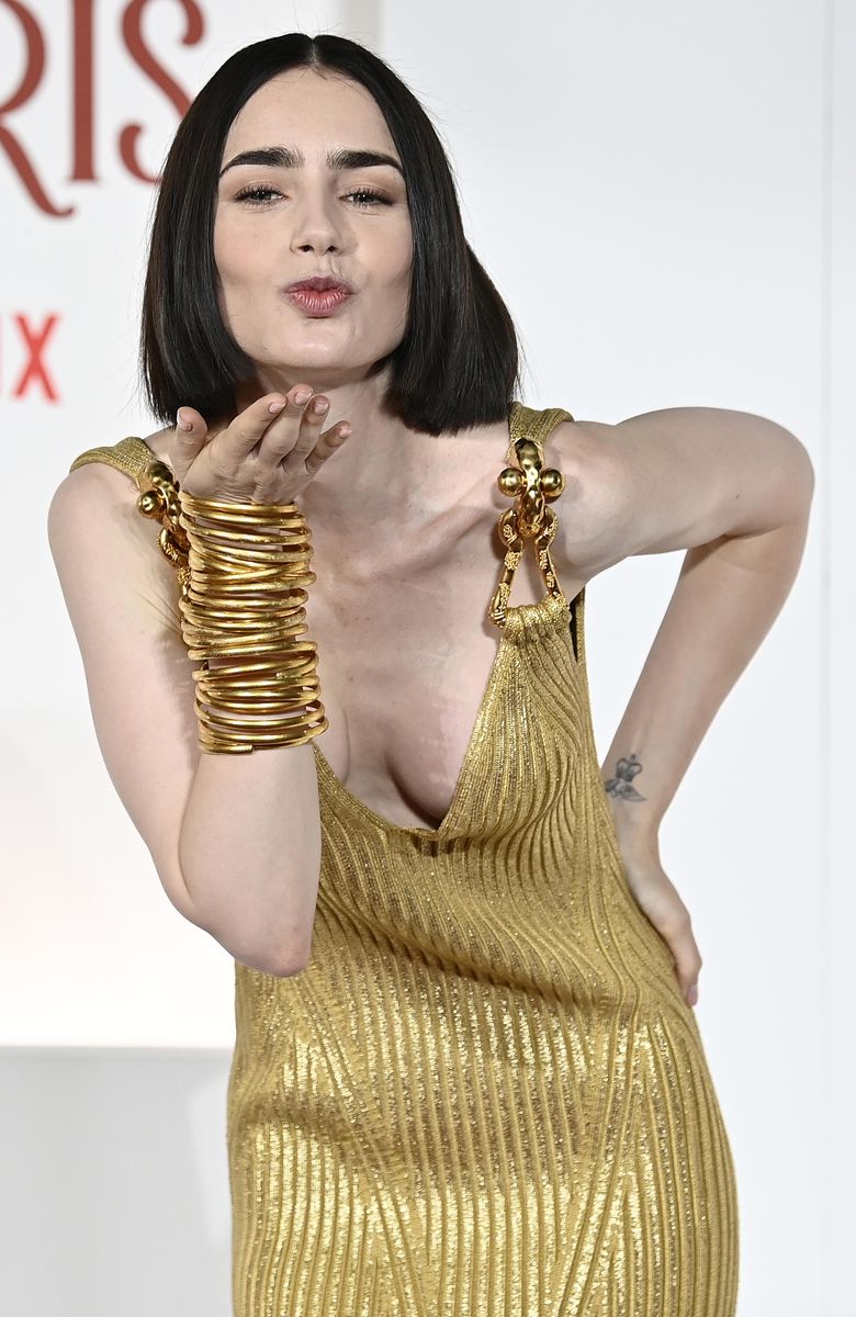 Lily Collins asiste a la alfombra roja de la serie de Netflix Emily en París