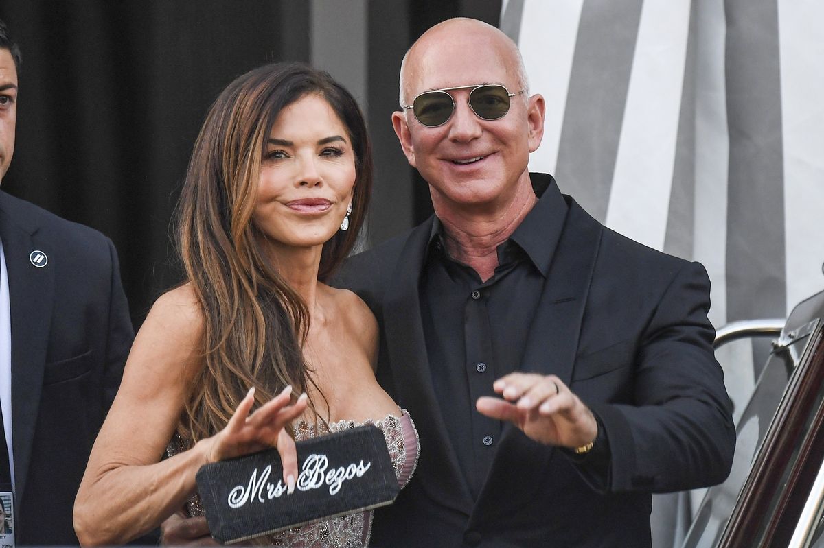 The exclusive clutch Lauren carried as she waved and stepped onto the gondola with the love of her life.