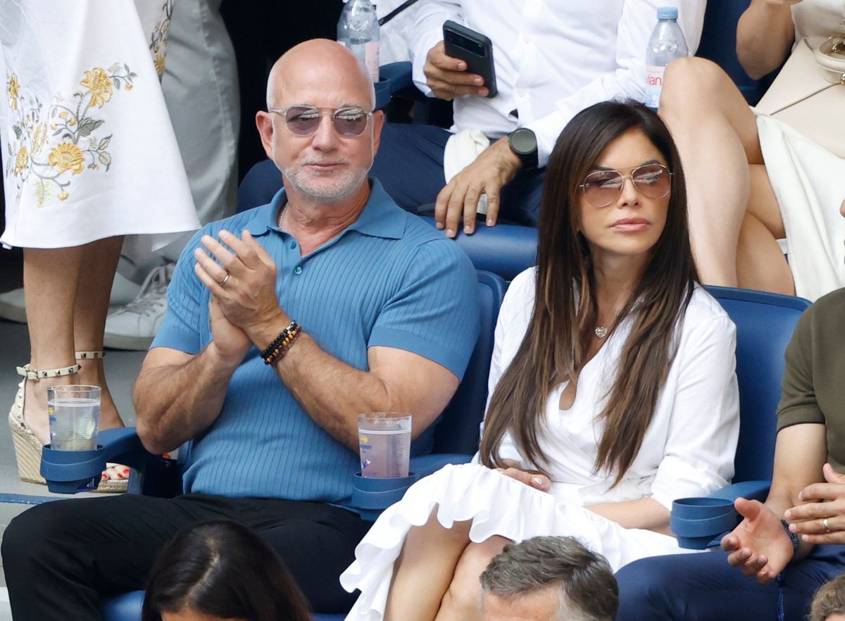 Lauren completed her courtside look with oversized aviator sunglasses, layered necklaces and a pale pink manicure.