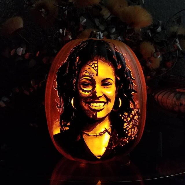 Selena Quintanilla was honored with this Halloween pumpkin carving