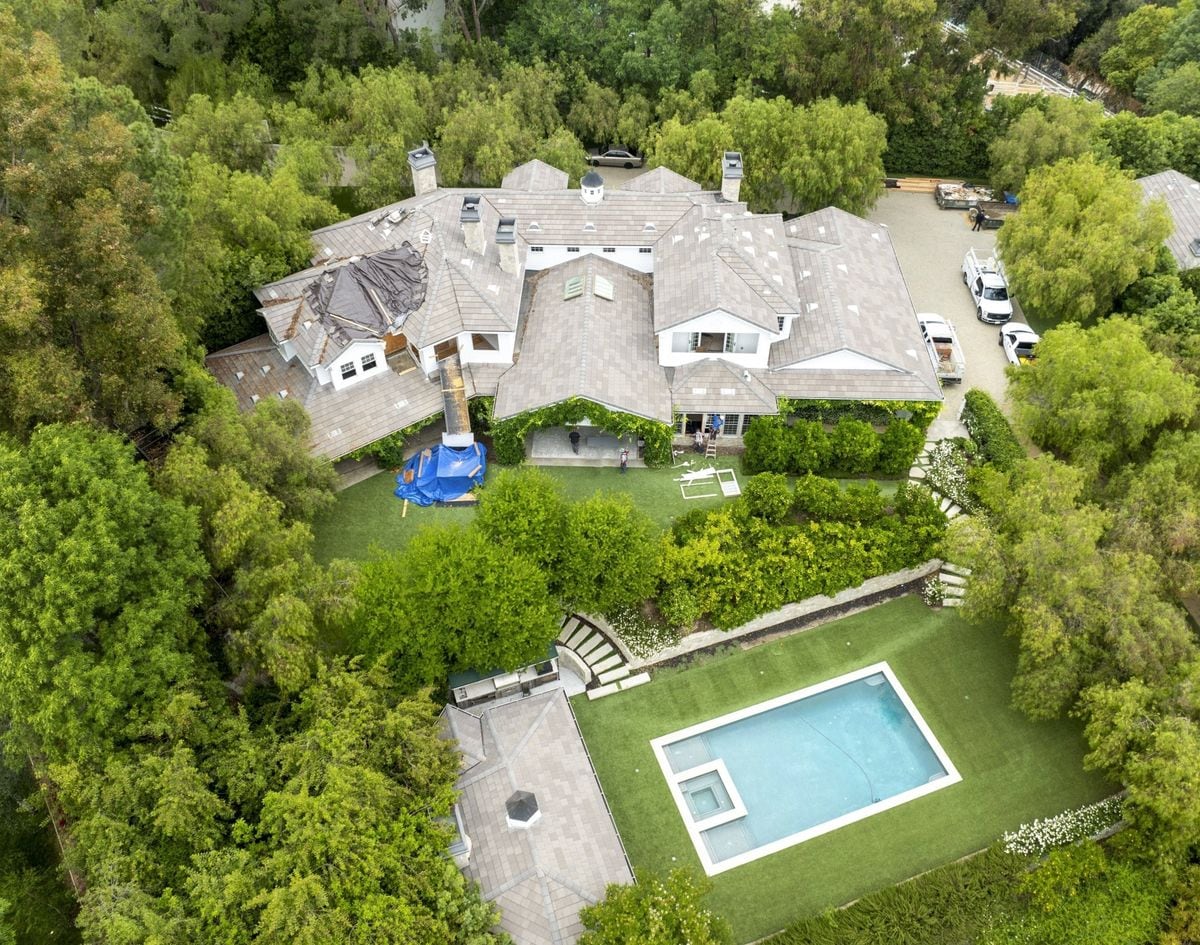 
Jennifer Lopez kicks off a major renovation on her new 8 million Hidden Hills estate a 2.5-acre retreat featuring a 10,000+ sq ft main house, stables, guest house, and more, as she turns the page following her split from Ben Affleck.