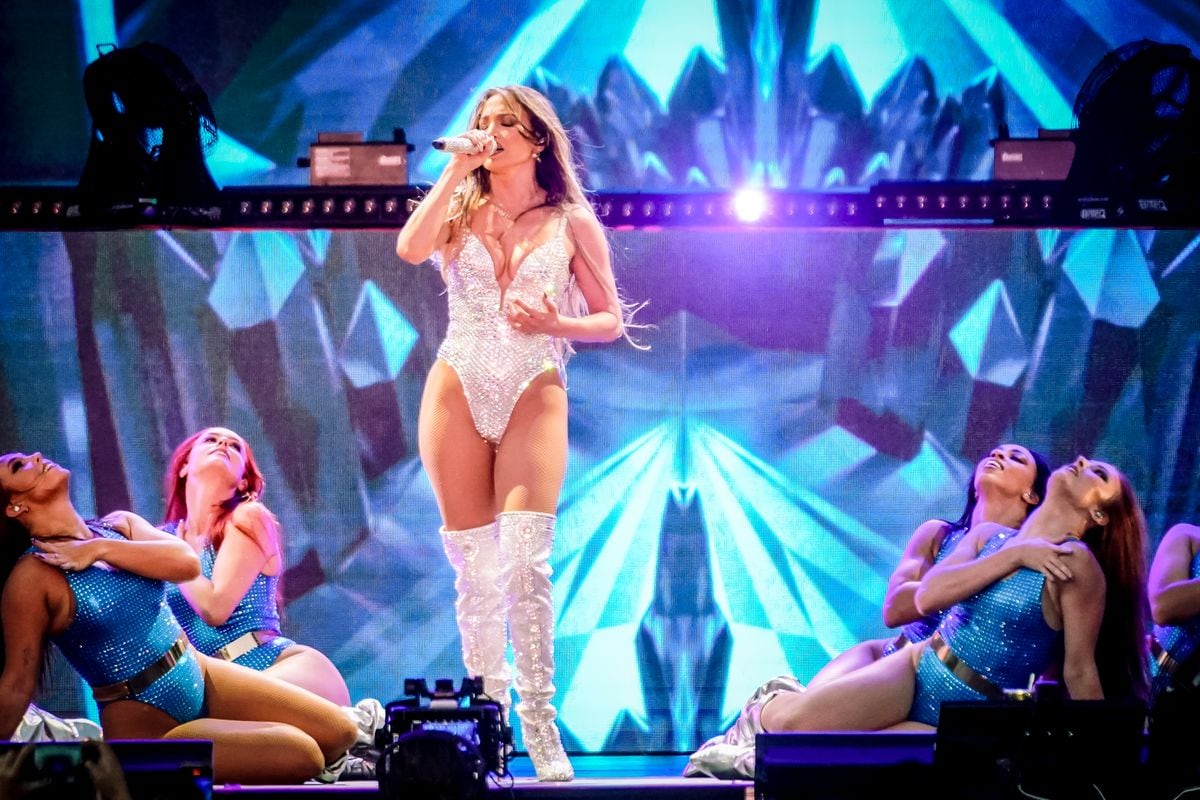 JLo performed a heartfelt ballad, which many fans believe draws on her recent split from Ben Affleck. 