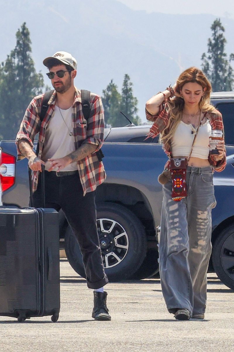 The singer completed her laid-back look with layered jewelry, an embroidered crossbody bag, and loose beachy waves.