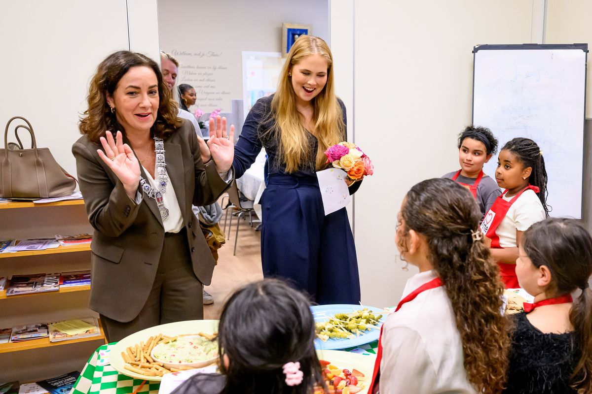 Princess Amalia and mayor Femke Halsema attended a cooking class for children at a community center in Amsterdam-Noord. 