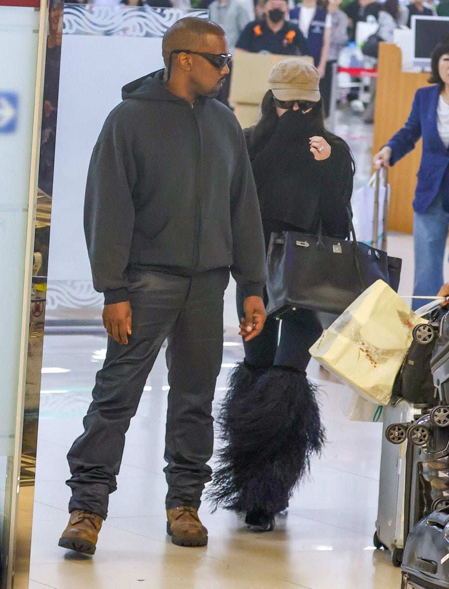 Kanye West llega a Seúl con su esposa Bianca Censori, recibida por multitudes de fanáticos en Corea del Sur. 