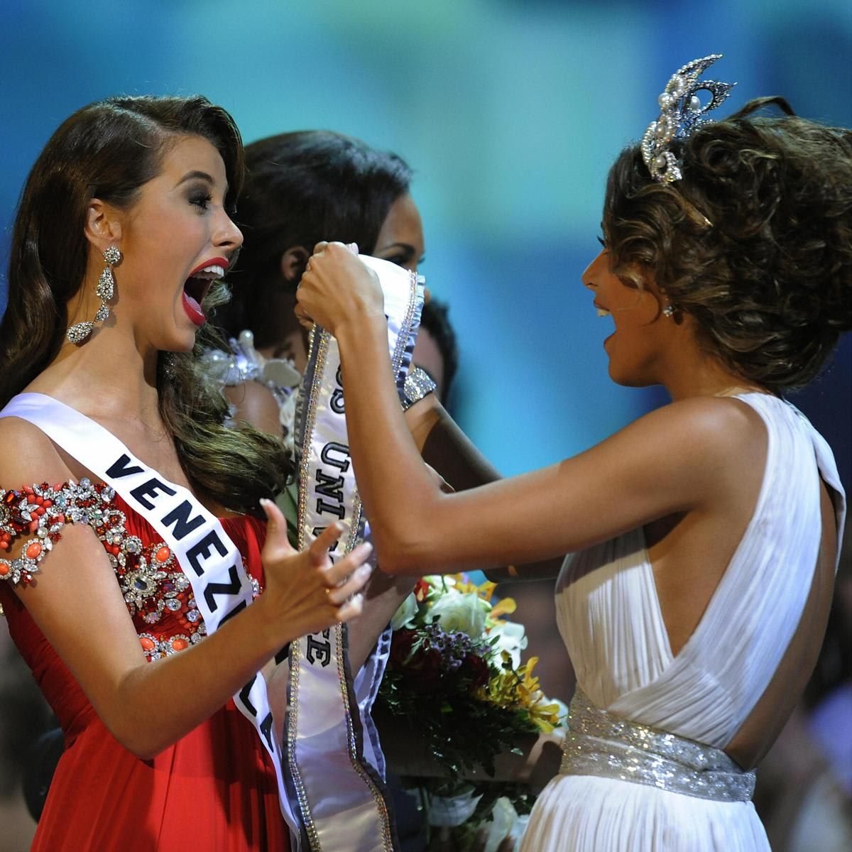 Miss Venezuela Stefania Fernandez (L) is