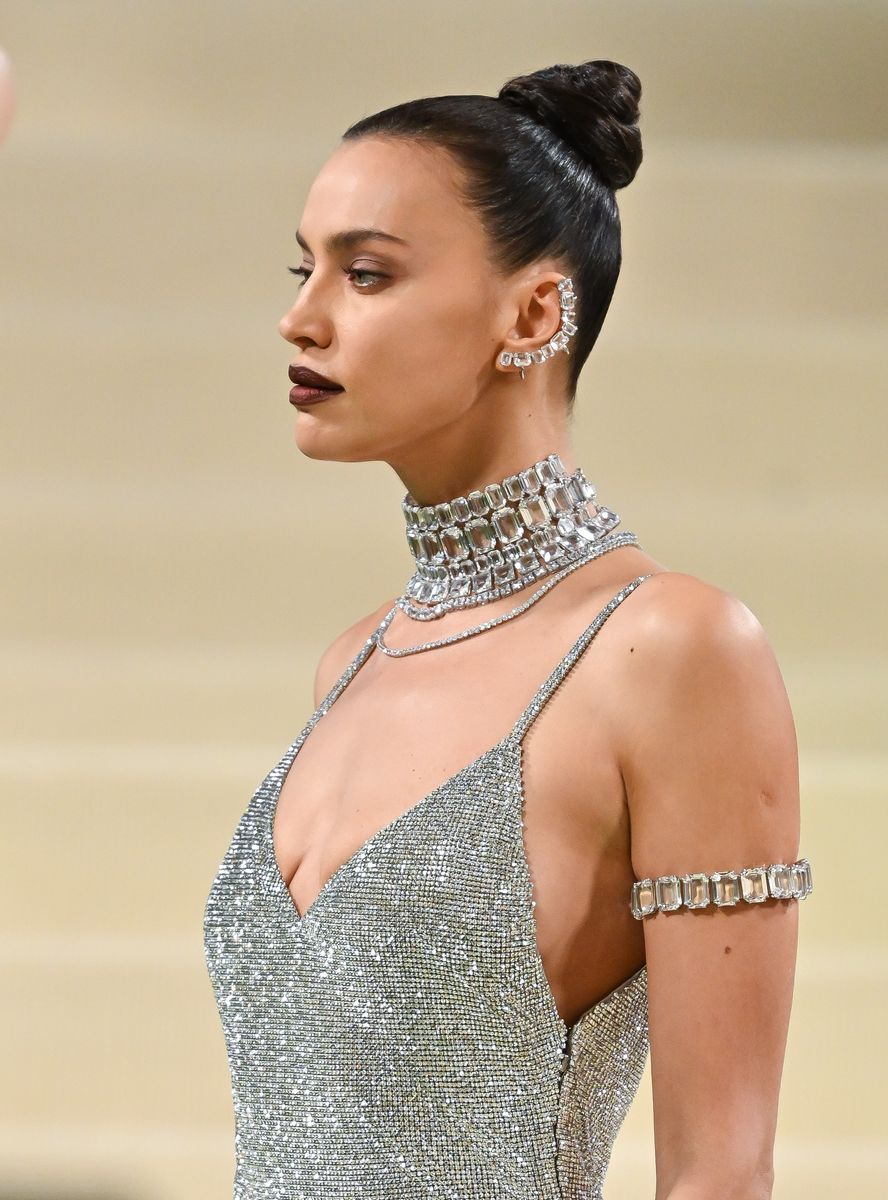  Irina Shayk attends the 2024 Met Gala Celebrating "Sleeping Beauties: Reawakening Fashion" at The Metropolitan Museum of Art on May 06, 2024 in New York City.  (Photo by James Devaney/GC Images)