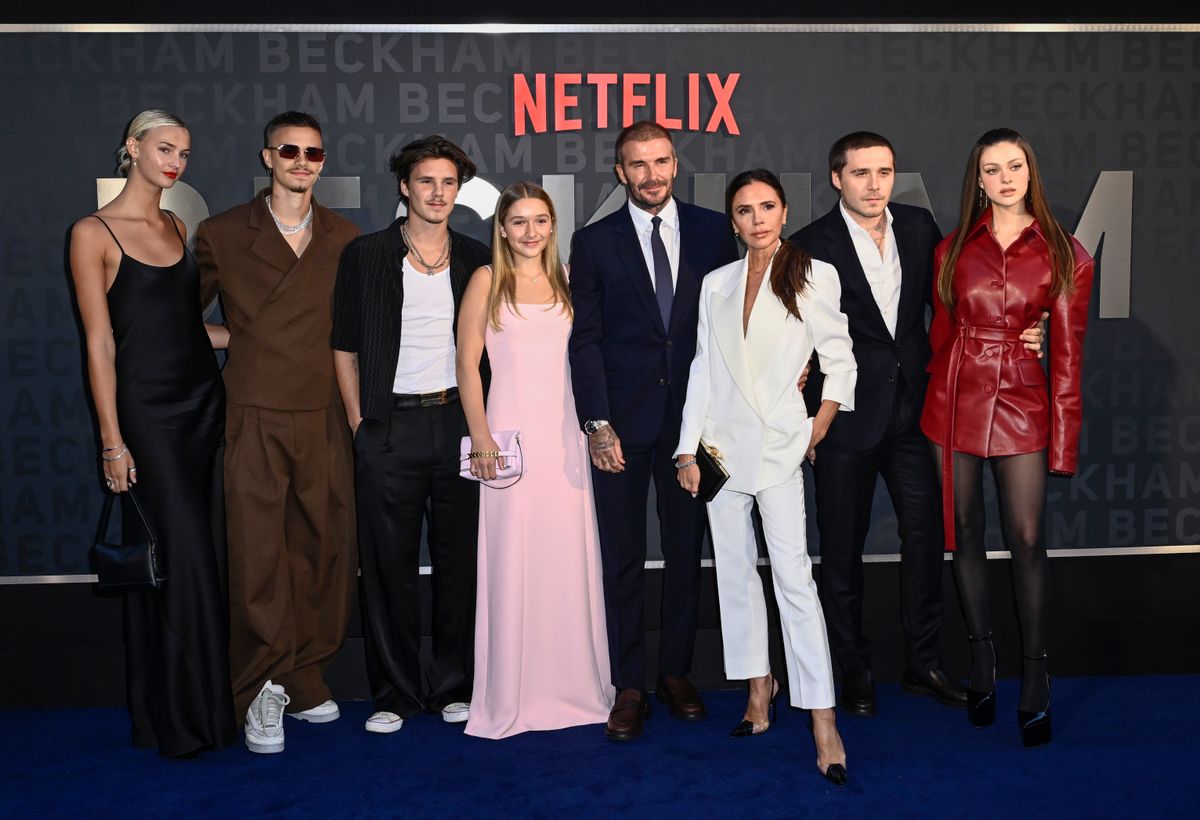 LONDON, ENGLAND - OCTOBER 03: (L-R) Mia Regan, Romeo Beckham, Cruz Beckham, Harper Beckham, David Beckham, Victoria Beckham, Brooklyn Peltz Beckham and Nicola Peltz Beckham attend the Netflix 'Beckham' UK Premiere at The Curzon Mayfair on October 03, 2023 in London, England. (Photo by Gareth Cattermole/Getty Images)