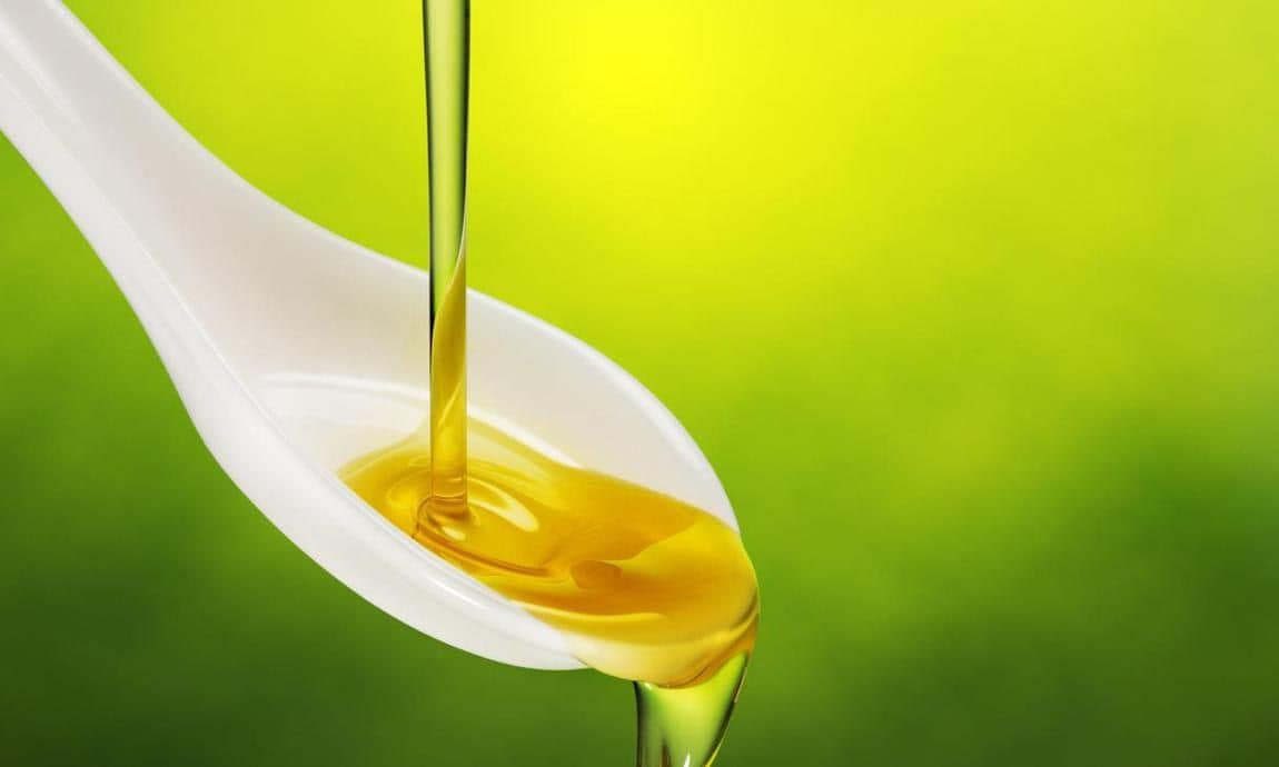 Cuchara blanca con aceite de oliva