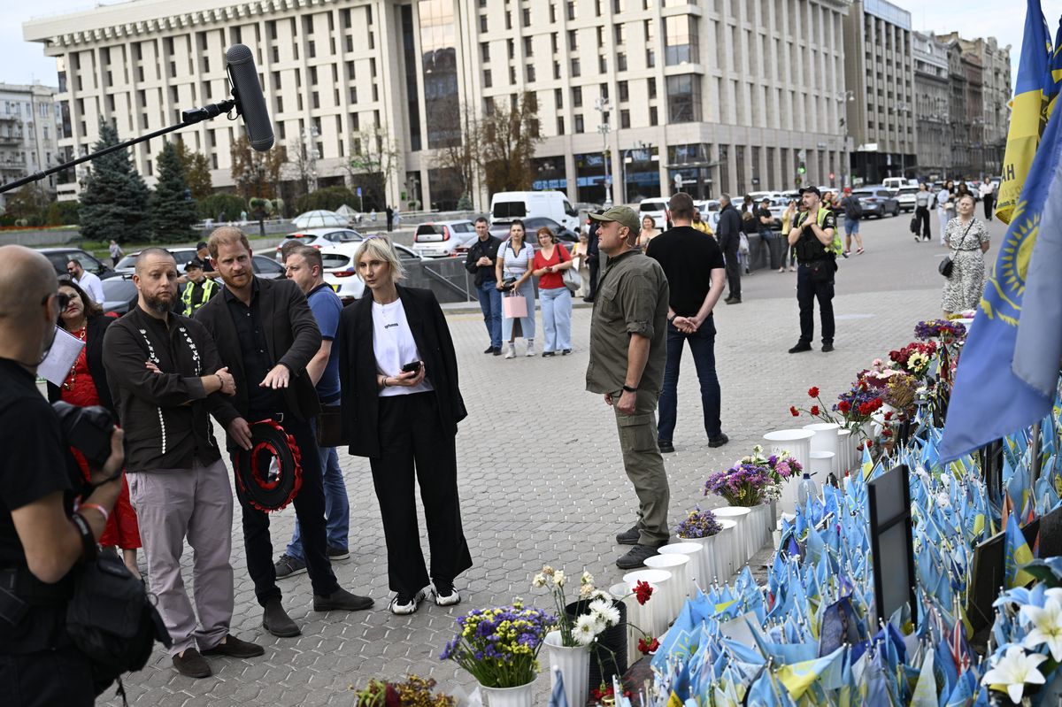Britain's Prince Harry, Duke of Sussex visits makeshift memorial for Ukrainian and foreign soldiers at Independence Square Maidan in Kyiv, Ukraine on September 12, 2025. Prince Harry, the Duke of Sussex, made a surprise visit to the Ukrainian capital Kyiv on Friday. (Photo by EMMI KORHONEN/LEHTIKUVA/Sipa USA)