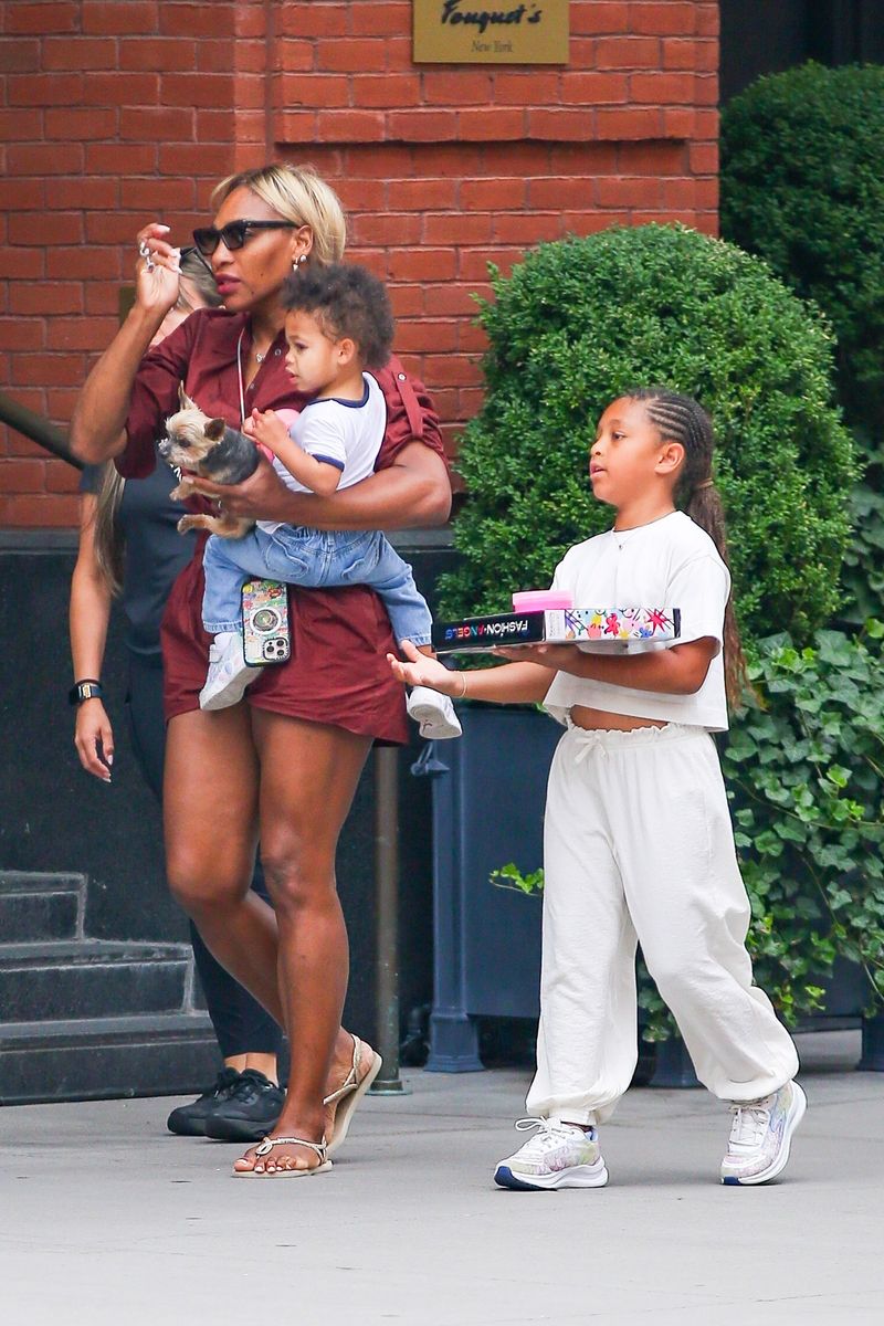 
Serena Williams was seen leaving Fouquets Hotel in New York City with her husband Alexis Ohanian, their kids, and their small dog in tow. The tennis legend kept it stylish in a burgundy romper and sandals while carrying her youngest and their Yorkshire terrier. The family appeared in great spirits during their outing in the city. 
*** 
Serena Williams fue vista saliendo del Hotel Fouquet's en Nueva York acompañada de su esposo Alexis Ohanian, sus hijos y su perrito. La leyenda del tenis lució un estilo elegante con un mono burdeos y sandalias, mientras cargaba a su hijo menor y a su Yorkshire terrier. La familia se mostró de muy buen humor durante su paseo por la ciudad.