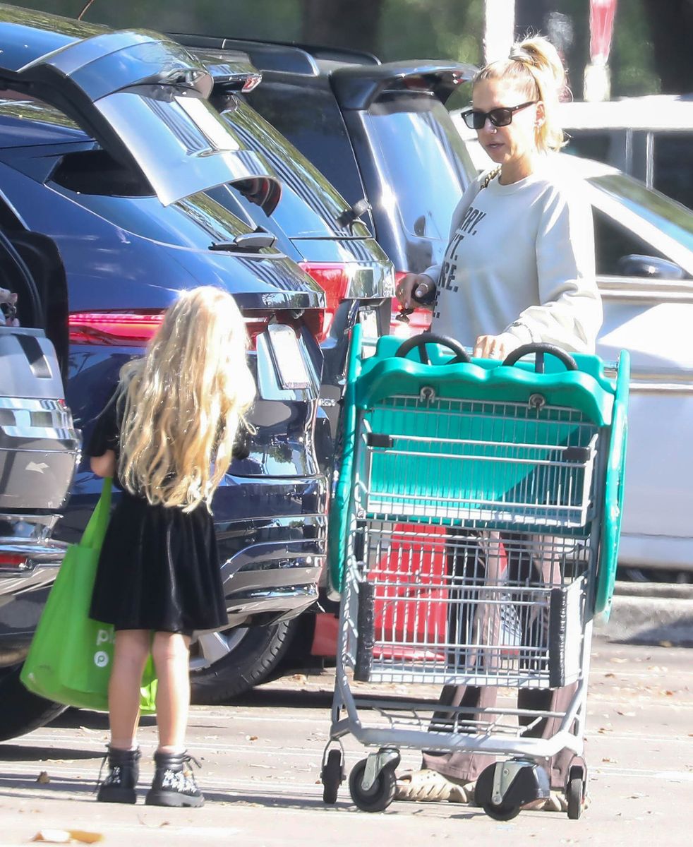 Is Anna Kournikova pregnant? New photos prompt speculation